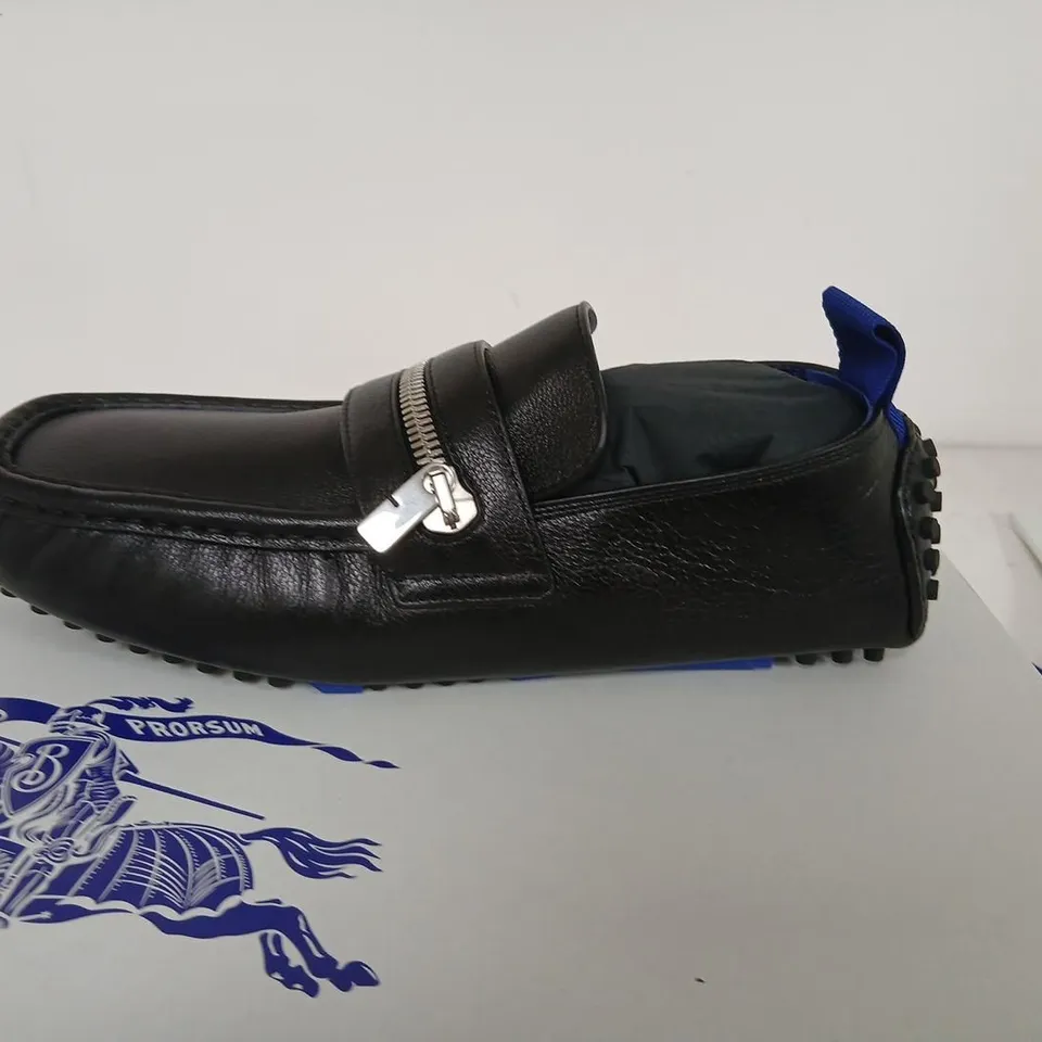 BURBERRY LEATHER SHOE ON RUBBER SOLE – BLACK, UK 7.5 (EU 41.5)
