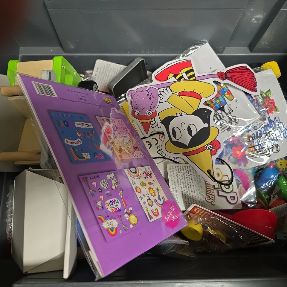 APPROXIMATELY 10 ASSORTED TOYS & GAMES PRODUCTS TO INCLUDE , PLAYING CARDS , REVISION CARDS , TENNIS BALLS , ETC 