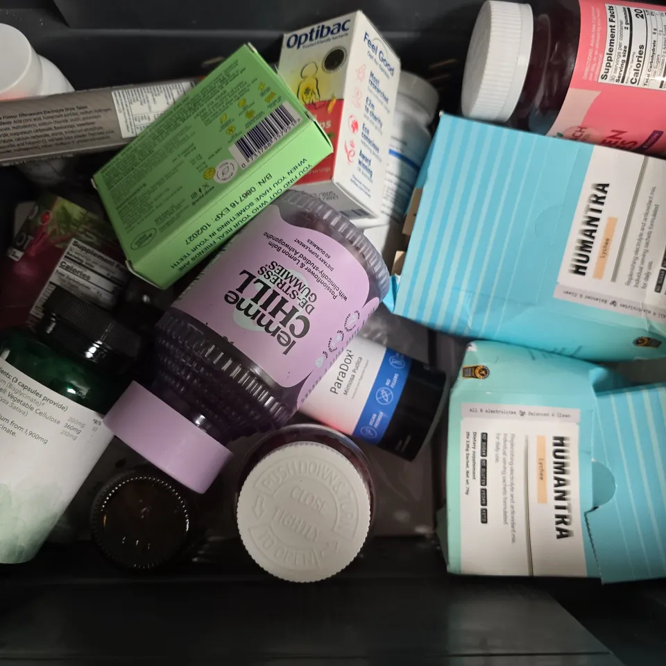 APPROXIMATELY 15 ASSORTED VITAMIN/HEALTH AID PRODUCTS TO INCLUDE COLLAGEN GUMMIES, HEALTH BUNKER PARADOX, OPTIBAC BABY DROPS, ETC - COLLECTION ONLY