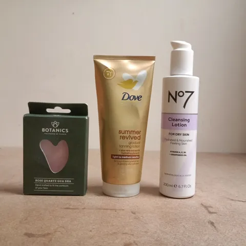 APPROXIMATELY 18 ASSORTED COSMETIC ITEMS TO INCLUDE DOVE, NO7, ETC - COLLECTION ONLY