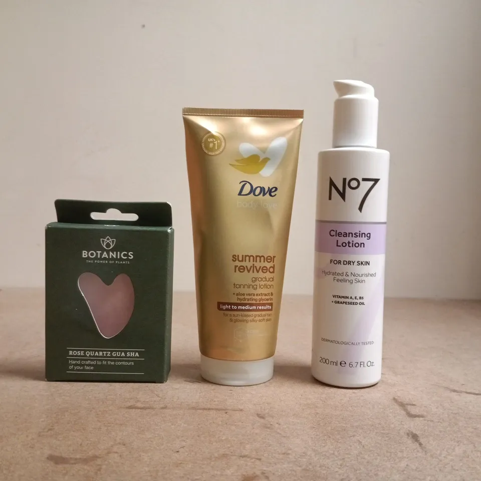 APPROXIMATELY 18 ASSORTED COSMETIC ITEMS TO INCLUDE DOVE, NO7, ETC - COLLECTION ONLY