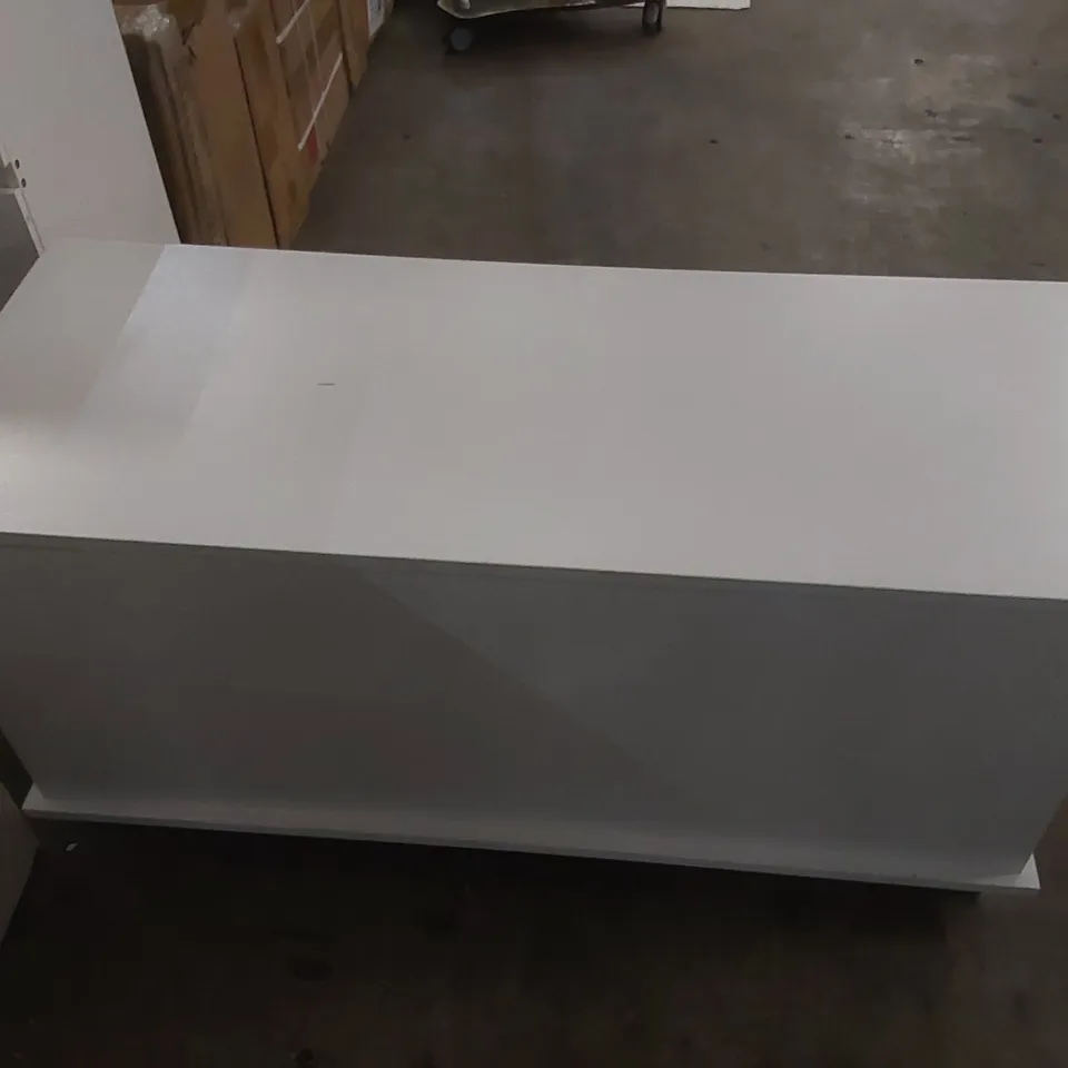 WOODEN STORAGE CHEST - WHITE