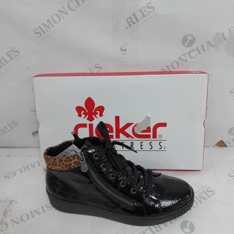 BOXED PAIR OF RIEKER HI TOP CUFF TRAINERS IN BLACK UK SIZE 6.5