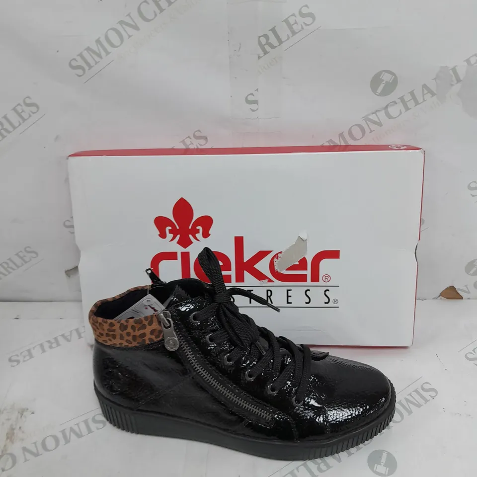 BOXED PAIR OF RIEKER HI TOP CUFF TRAINERS IN BLACK UK SIZE 6.5