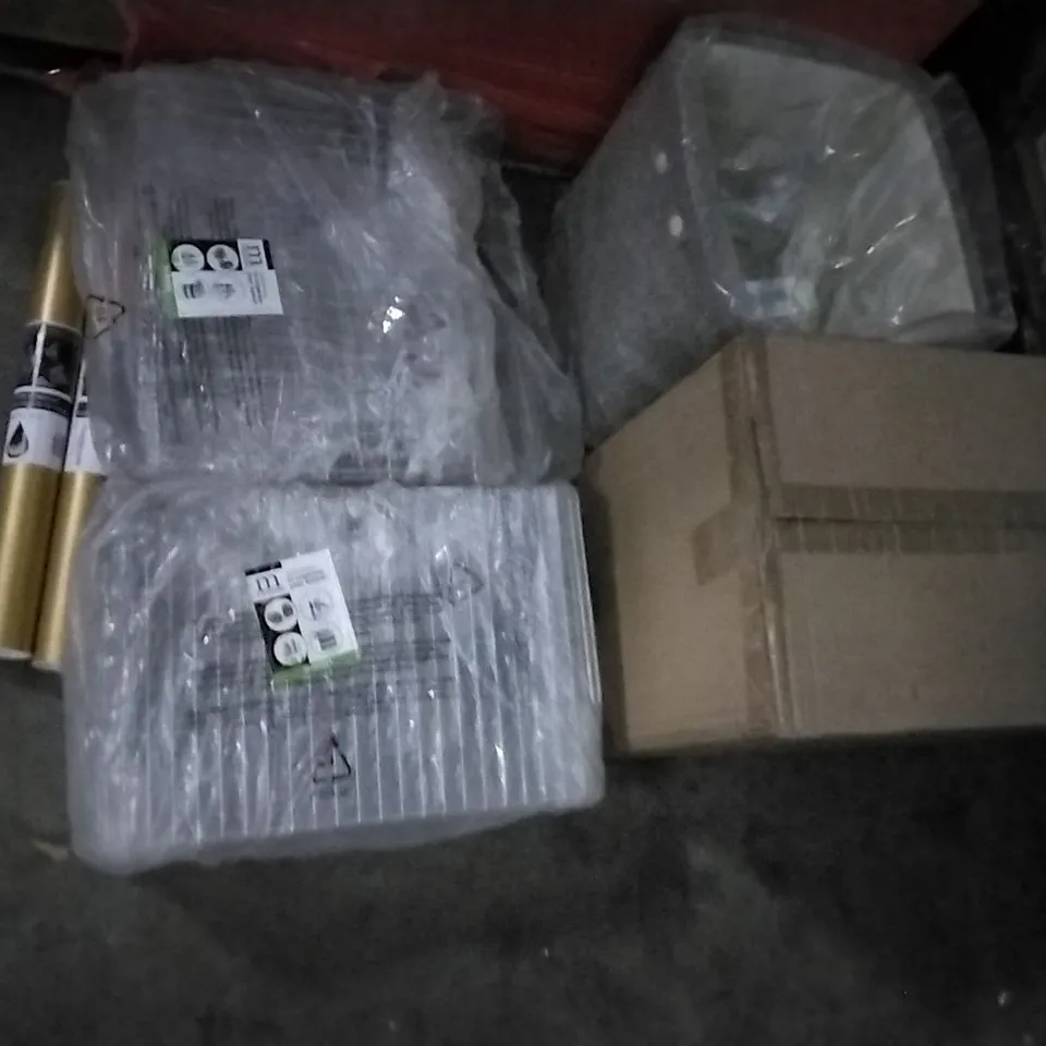 PALLET OF ASSORTED ITEMS INCLUDING M DESIGN WIRE BASKET, GLOBAL WALKABOUT SCRATCH OFF MAP, M DESIGN PLASTIC BASKETS, FOLDABLE STORAGE CUBE, MODULO