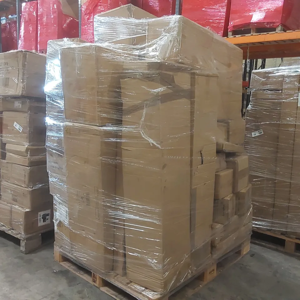 PALLET CONTAINING A VERY LARGE QUANTITY OF HOME LIGHTING PRODUCTS