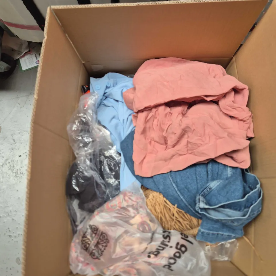 BOX OF APPROXIMATELY 25 ASSORTED CLOTHING TO INCLUDE: ROMAN SHORTS 