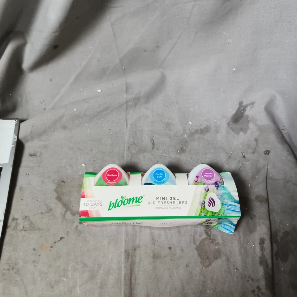 APPROXIMATELY 15 ASSORTED ITEMS INCLUDING TACWISE BRAD NAILS , CAT COLLAR AND MINI GEL AIR FRESHENERS 