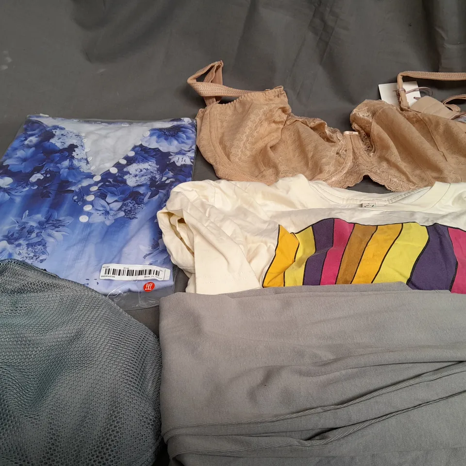 BOX OF APPROXIMATELY 25 ASSORTED CLOTHING ITEMS TO INCLUDE -HAT , BRA , T-SHIRT ETC