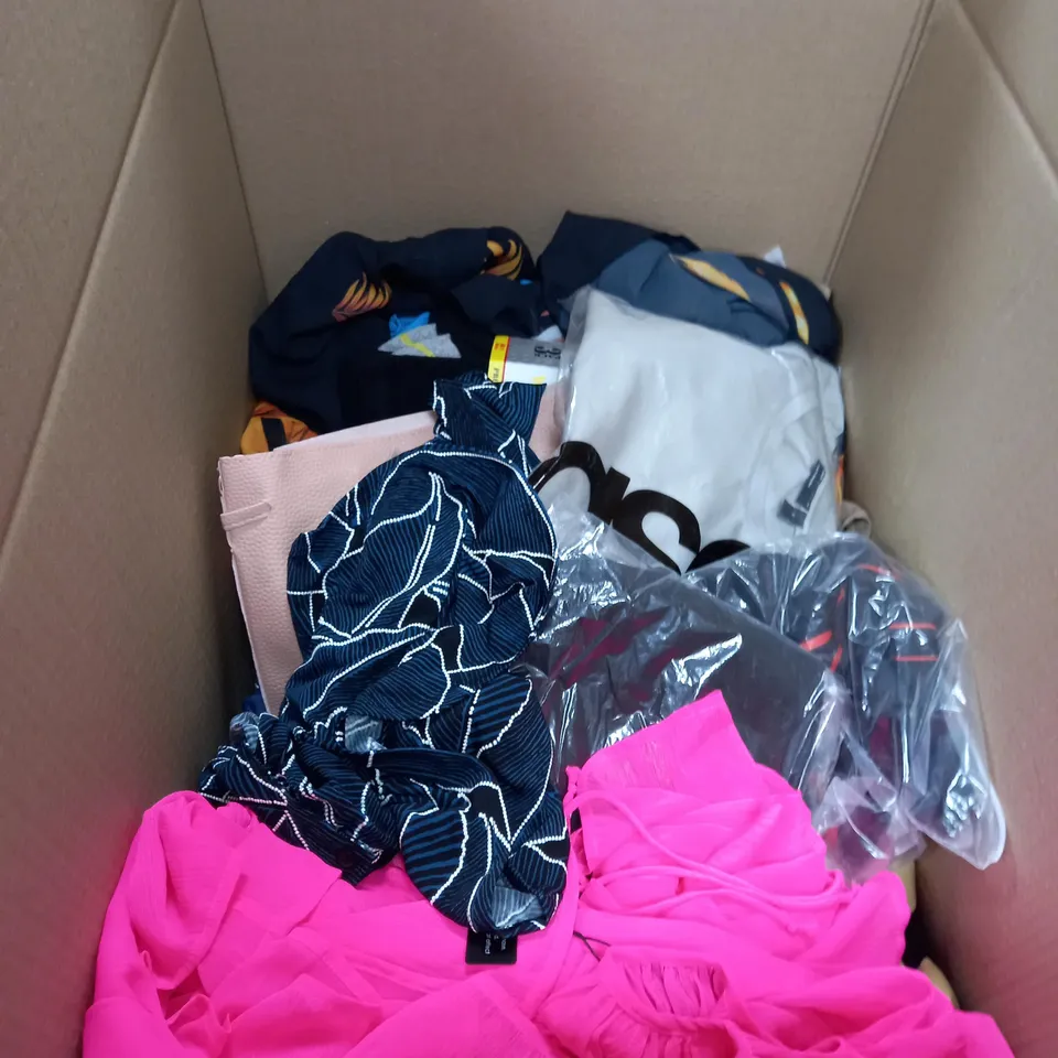 LOT OF CLOTHING ITEMS APPROXIMATELY 30 TO INCLUDE JUMPERS, PURSES, TOPS, DRESSES ETC