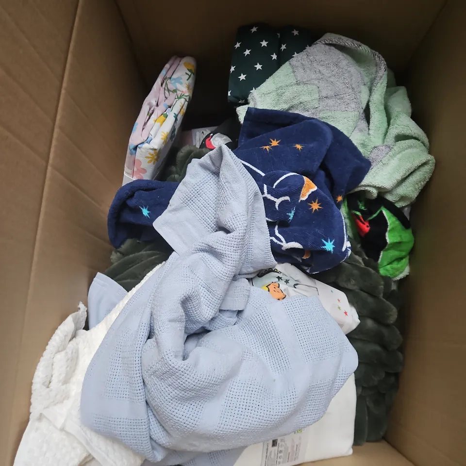 BOX OF APPROXIMATELY 12 ASSORTED BEDDING & SOFT FABRICS ITEMS TO INCLUD - DUVET SET - CUSHION - BABY SLEEPING BAG - ETC