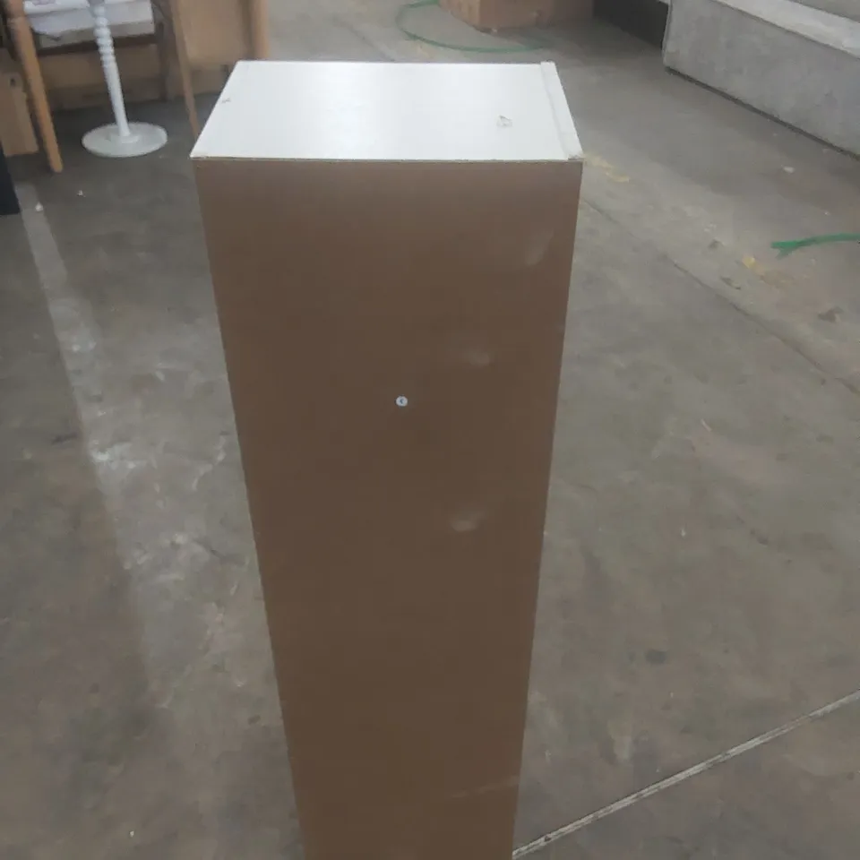 4 CUBE WHITE UNIT COLOUR: WHITE