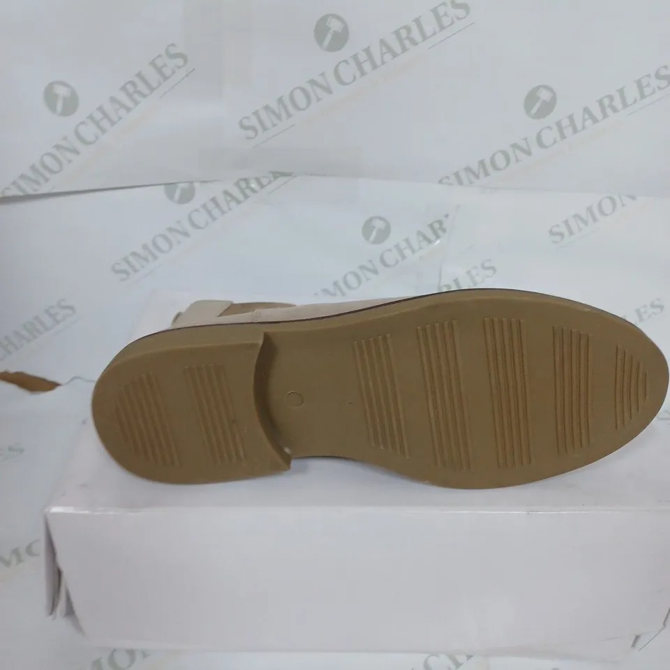 BOXED MENS MARSH MICROSUEDE SHOES IN SAND SIZE 10