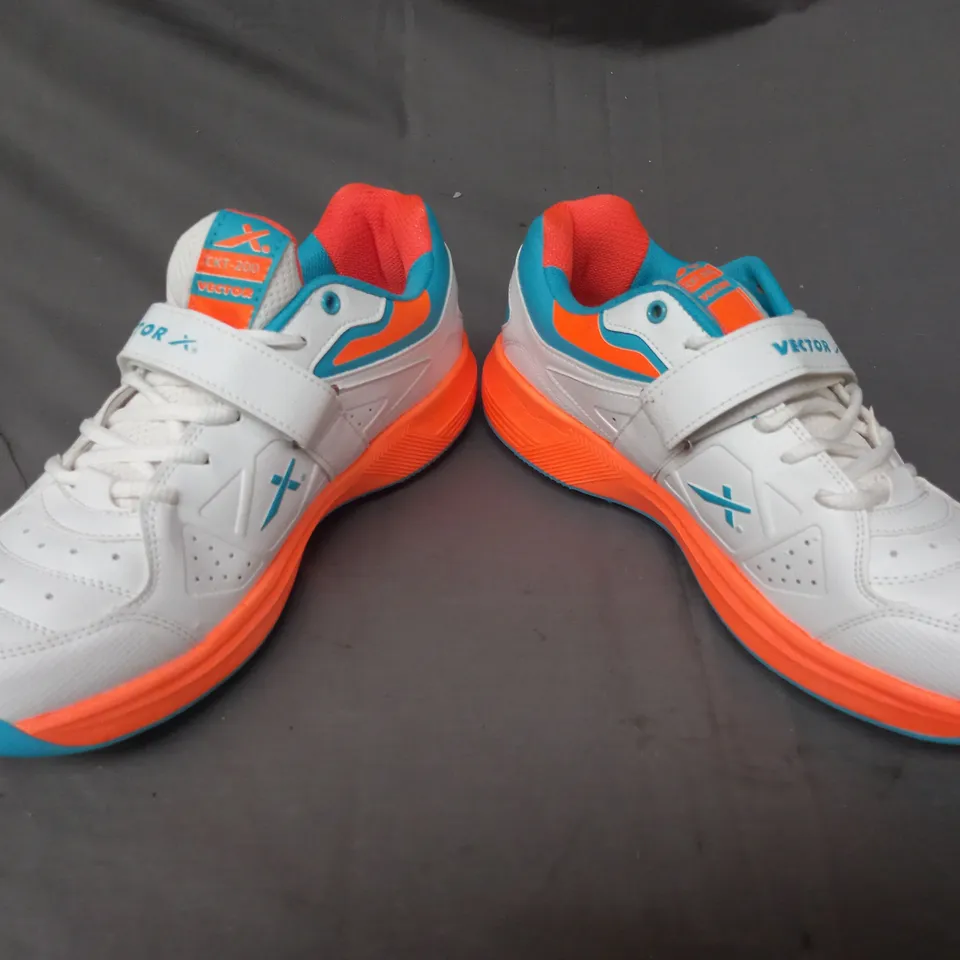 PAIR OF VECTOR CKT-200 STUDDED CRICKET SHOES IN WHITE/ORANGE/BLUE UK SIZE 10