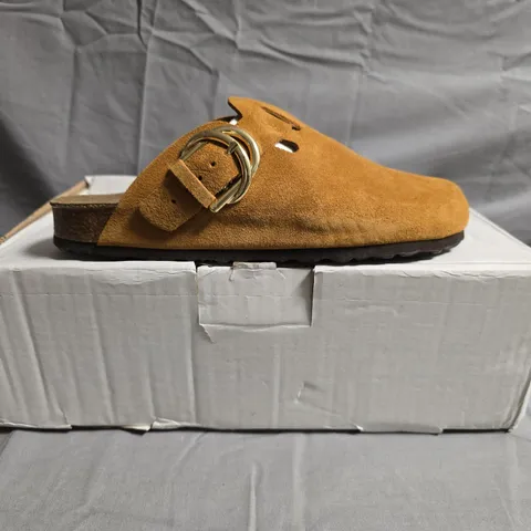 BOXED PAIR OF UNBRANDED MULES IN TAN SIZE UNSPECIFIED