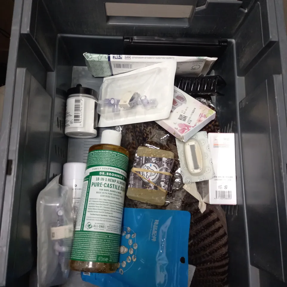 BOX OF APPROXIMATELY 20 COSMETIC ITEMS TO INCLUDE - deep heat pain relief patch - facial derma roller - hair brush - ETC 