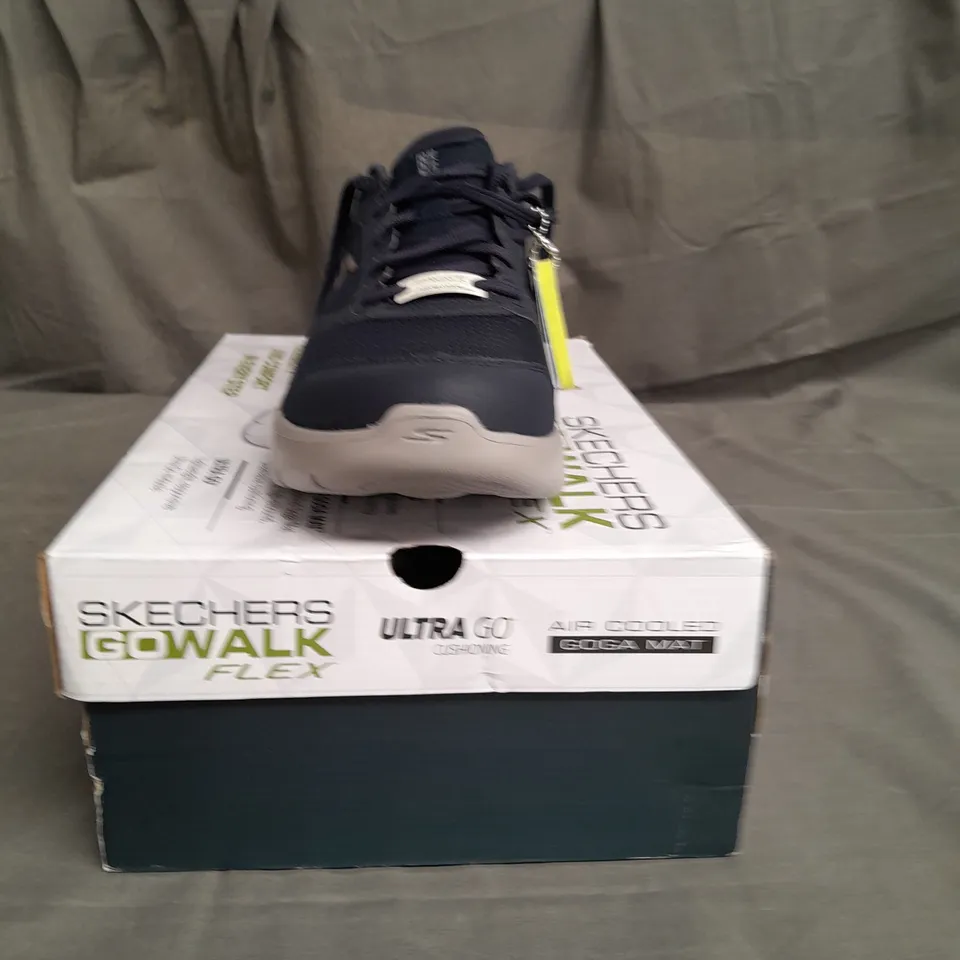 BOXED PAIR OF SKETCHERS GO WALK FLEX SHOE SIZE 9