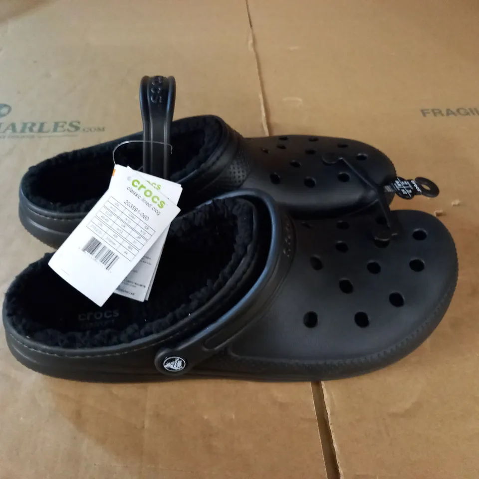 PAIR OF CROCS CLASSIC LINED GLOGS IN BLACK - UK M12
