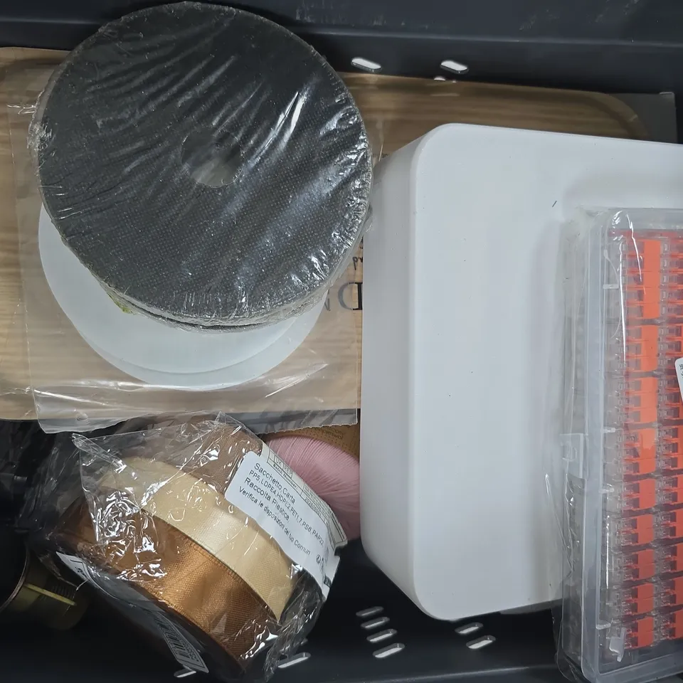APPROXIMATELY 10 ASSORTED HOUSEHOLD ITEMS TO INCLUDE WAX MELT, ETC