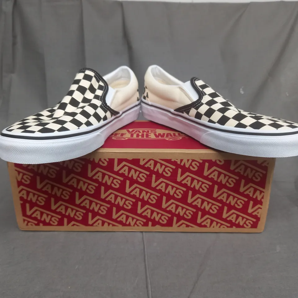 BOXED PAIR OF VANS ''OFF THE WALL'' SHOES IN WHITE AND BLACK CHECKBOARD UK SIZE 9