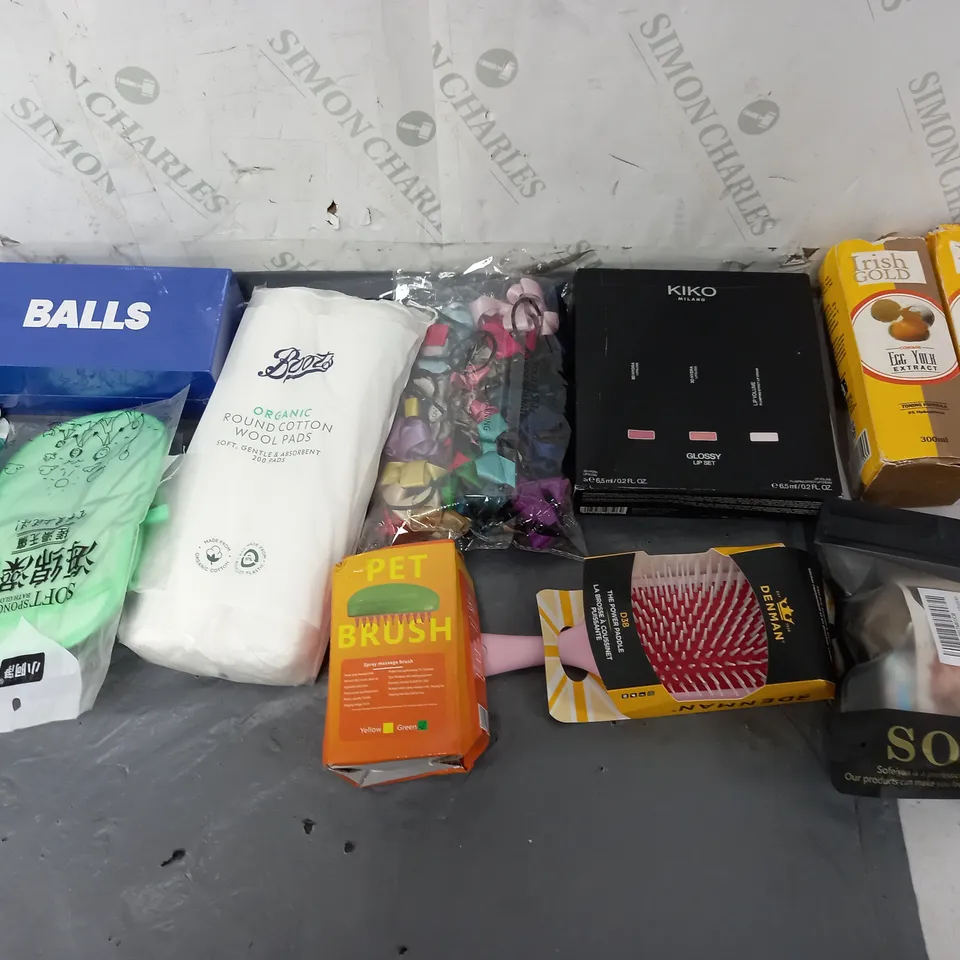 BOX OF APPROXIMATELY 12 ASSORTED COSMETIC ITEMS TO INCLUDE - PET BRUSH - ROUND COTTON PADS - KIKO GLOSSY LIP SET ETC. 