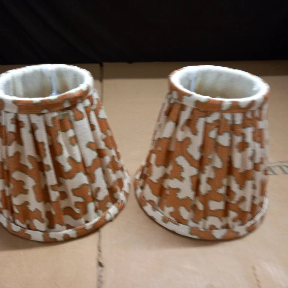 LOT OF 2 RETRO LOOK FABRIC LIGHT SHADES - 17CM DIAMETER