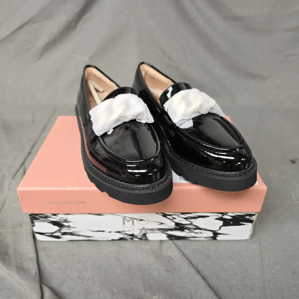 BOXED PAIR OF MODA IN PELLE CHUNKY LOAFER WITH CHAIN - 6