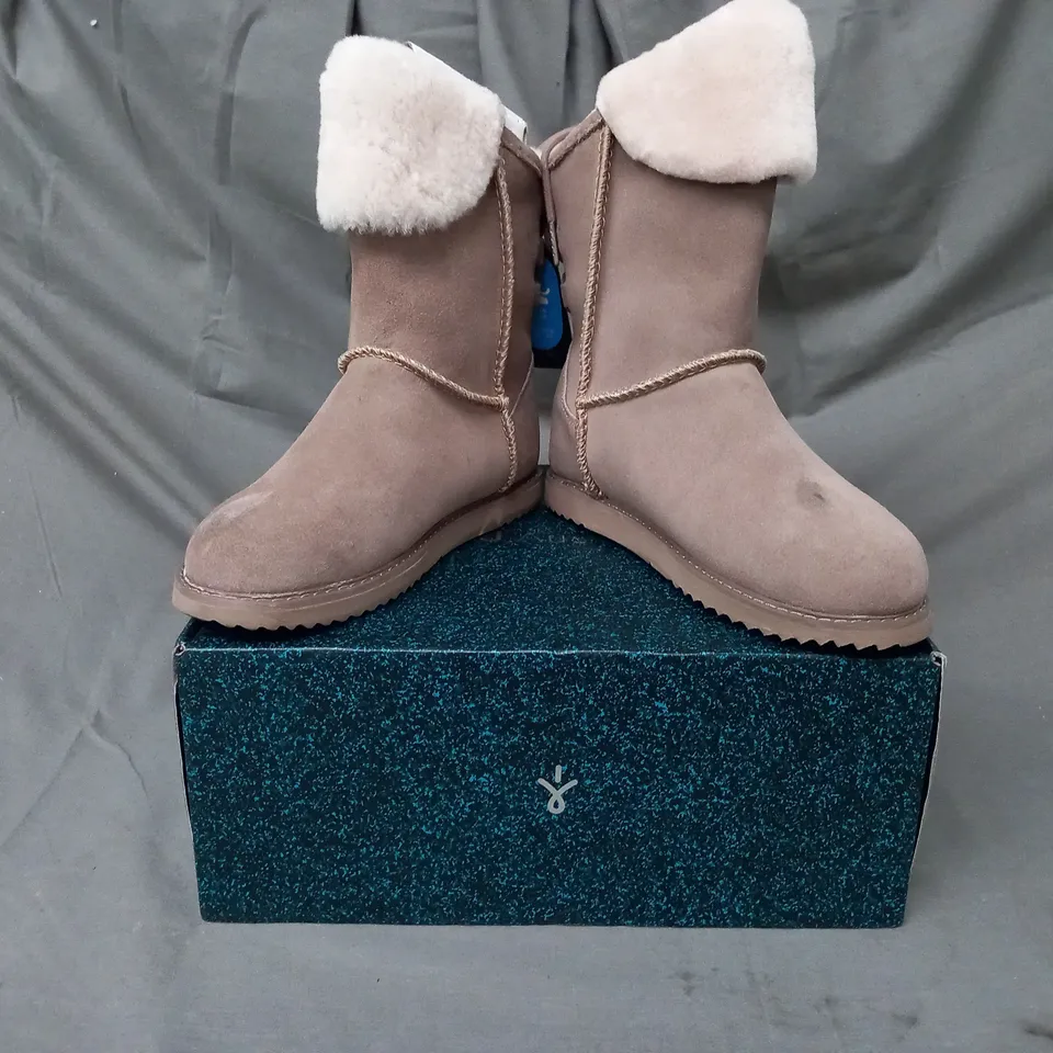 BOXED PAIR OF EMU AUSTRALIA BOOTS IN MUSHROOM SIZE 4
