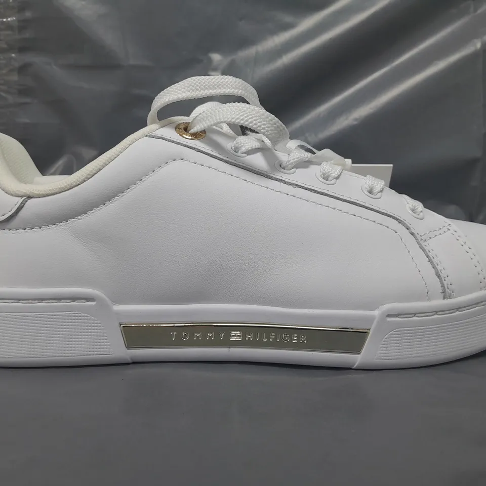 BOXED PAIR OF TOMMY HILFIGER BAR COURT SHOES IN WHITE SIZE 5