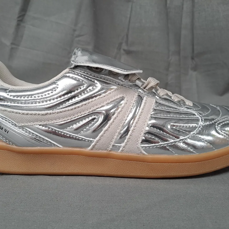 PAIR OF PULL & BEAR TRAINERS IN METALLIC SILVER UK SIZE 10