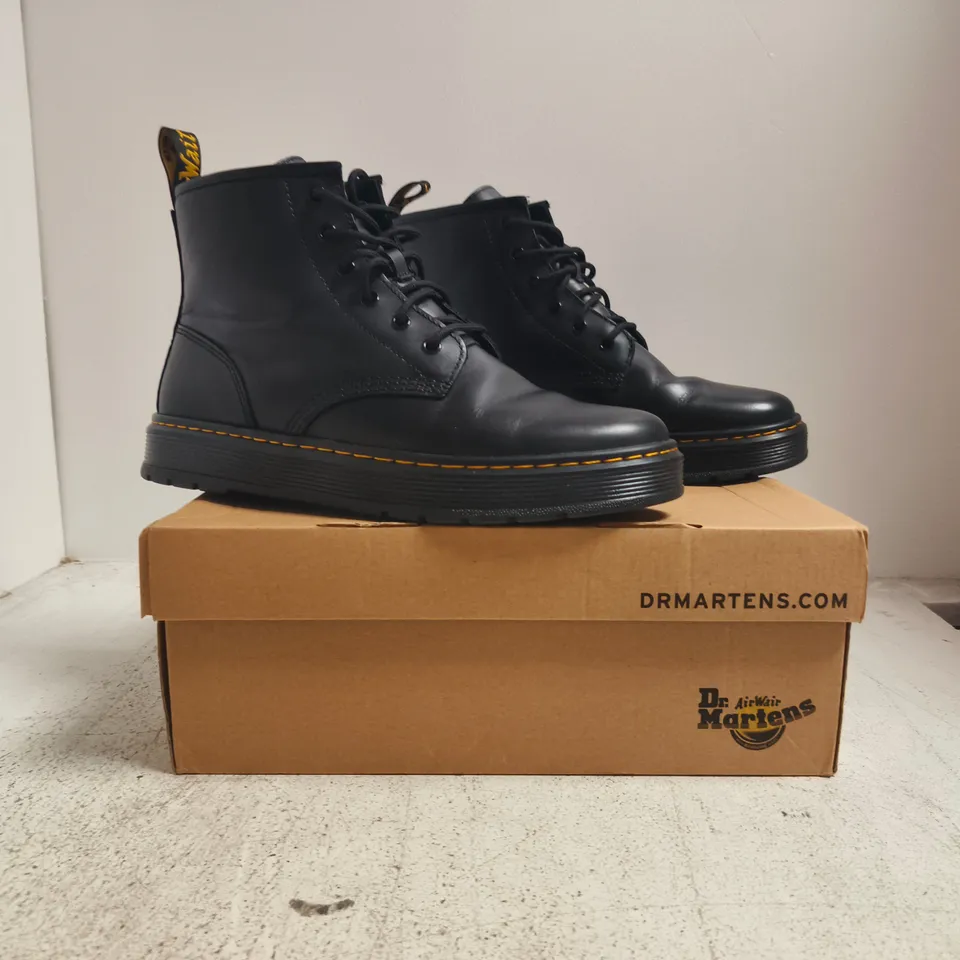BOXED PAIR OF DR MARTENS BROOKLINE CHUKKA BOOTS IN BLACK SIZE UK 9