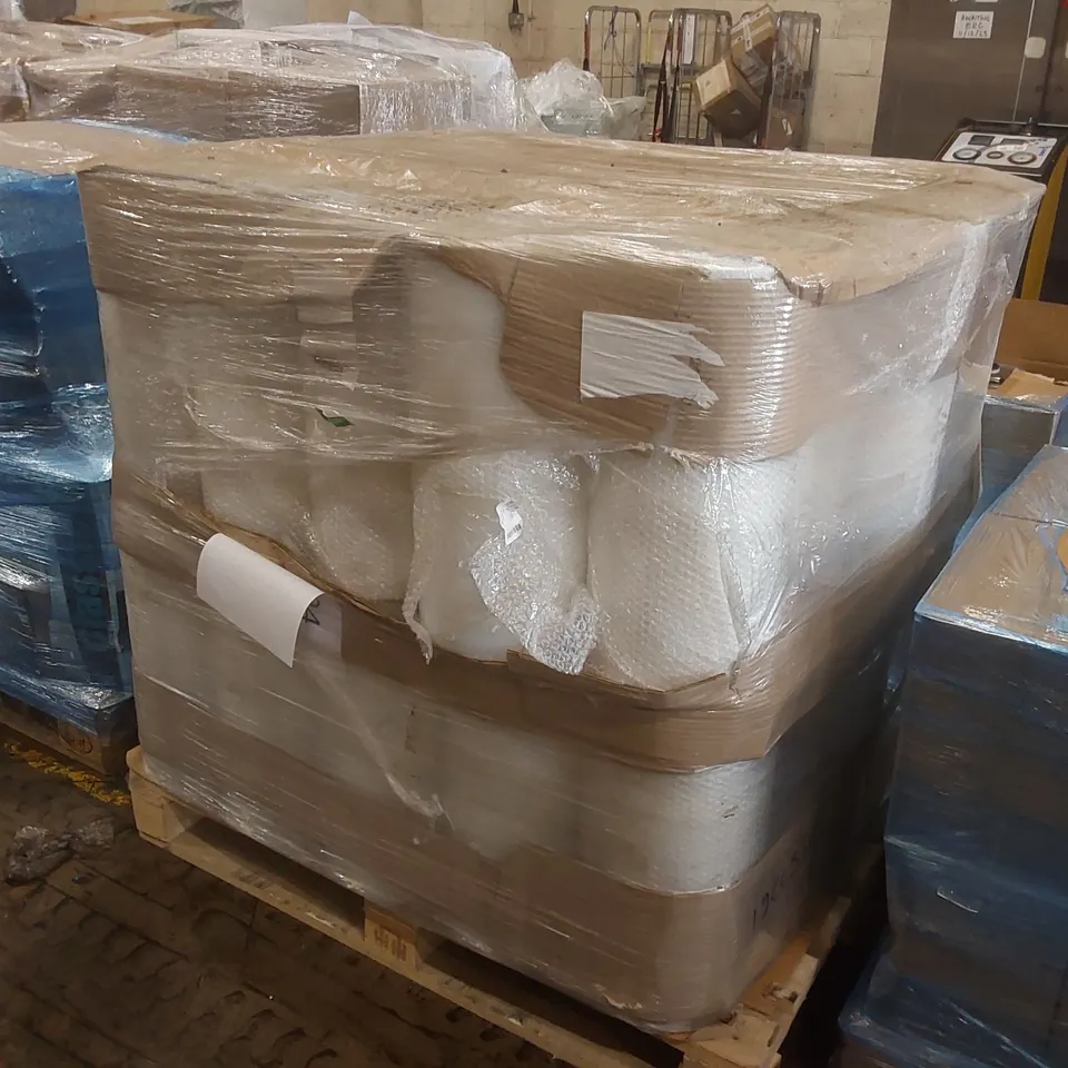PALLET CONTAINING A LARGE QUANTITY OF MACHINE FILM ROLLS