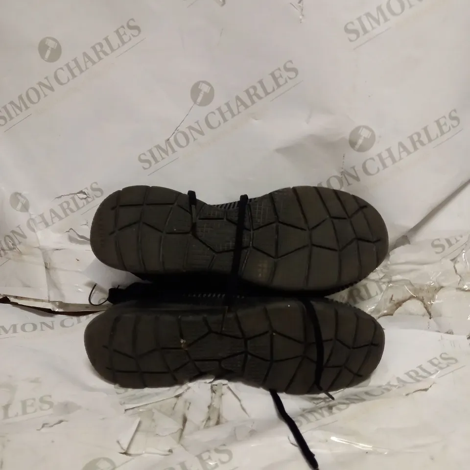 BOXED SKECHERS SIZE 5 BLACK ARCH FIT LACE UP SPORTS TRAINERS 
