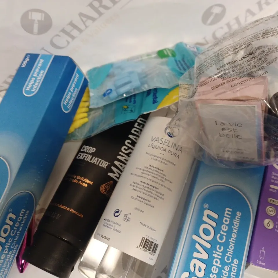 APPROXIMATELY 10 ASSORTED HEALTH AND BEAUTY PRODUCTS TO INCLUDE MANSCAPED CROP EXFOLIATOR, SAVLON ANTISEPTIC CREAM, HYCOSAN DUAL 