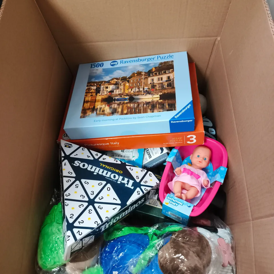BOX OF APPROXIMATELY 25 ASSORTED TOY/GAME ITEMS TO INCLUDE JIGSAWS, TRIOMINOS, LUIGI SOFT TOY, BATH TIME BABY ETC