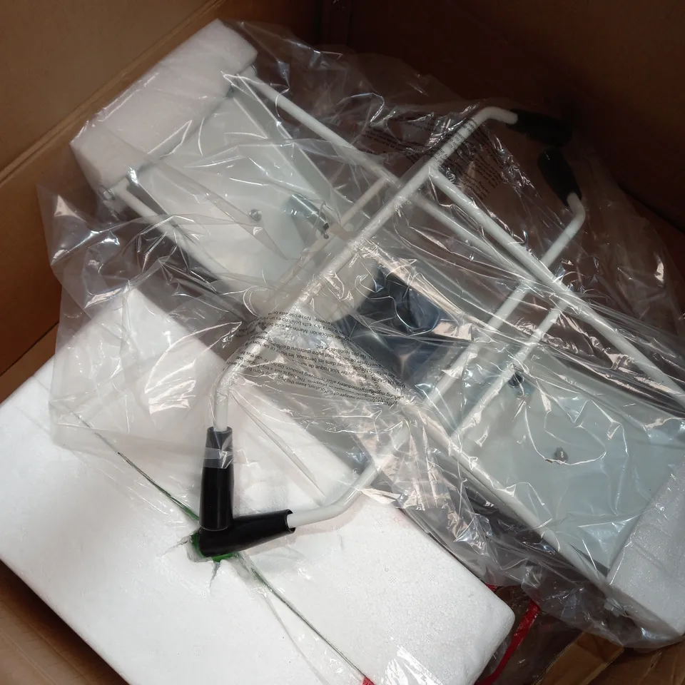 BOXED WHITE BARBER CHAIR 