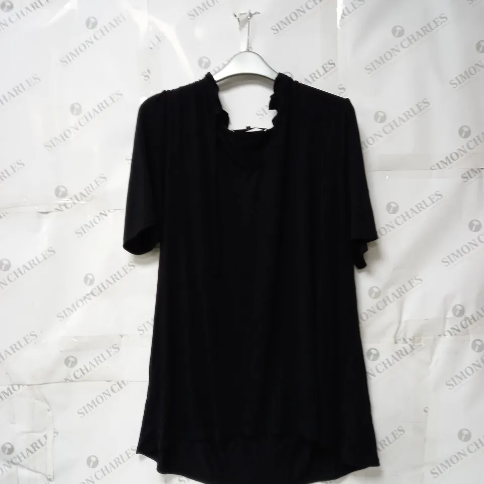 BOX OF ASSORTED CLOTHES APPROXIMATELY 10 TO INCLUDE JACKETS, JUMPERS, T-SHIRTS ETC 