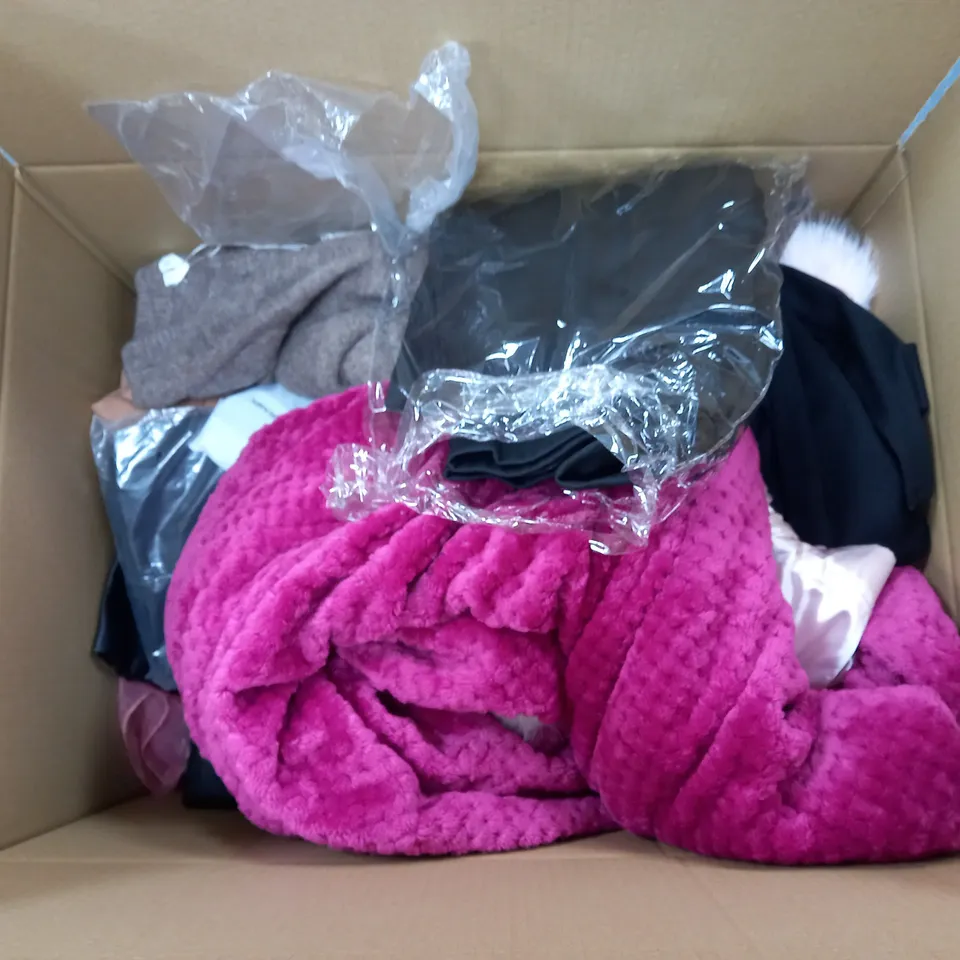 LARGE QAUNTIITY OF ASSORTED CLOTHING ITEMS TO INCLUDE DRESSES, JEANS, SHIRTS, ETC