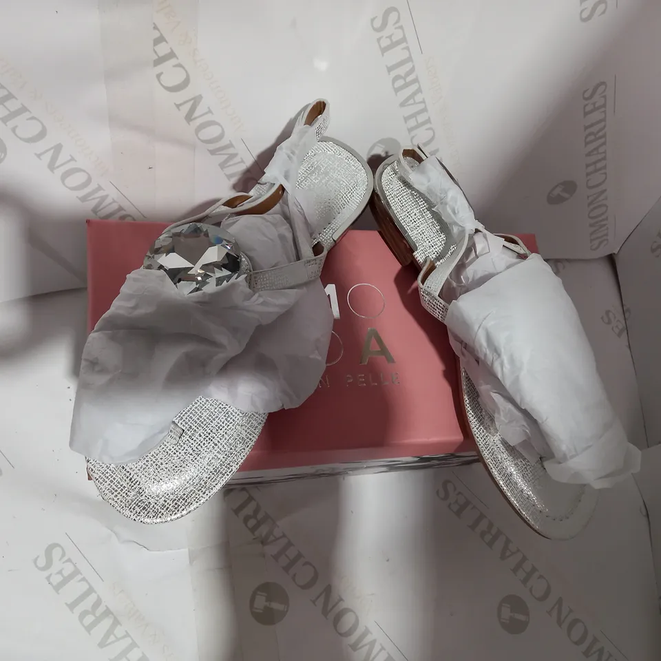 BOXED PAIR OF MODA SILVER/GEM DETAILED SANDALS  - SIZE 5