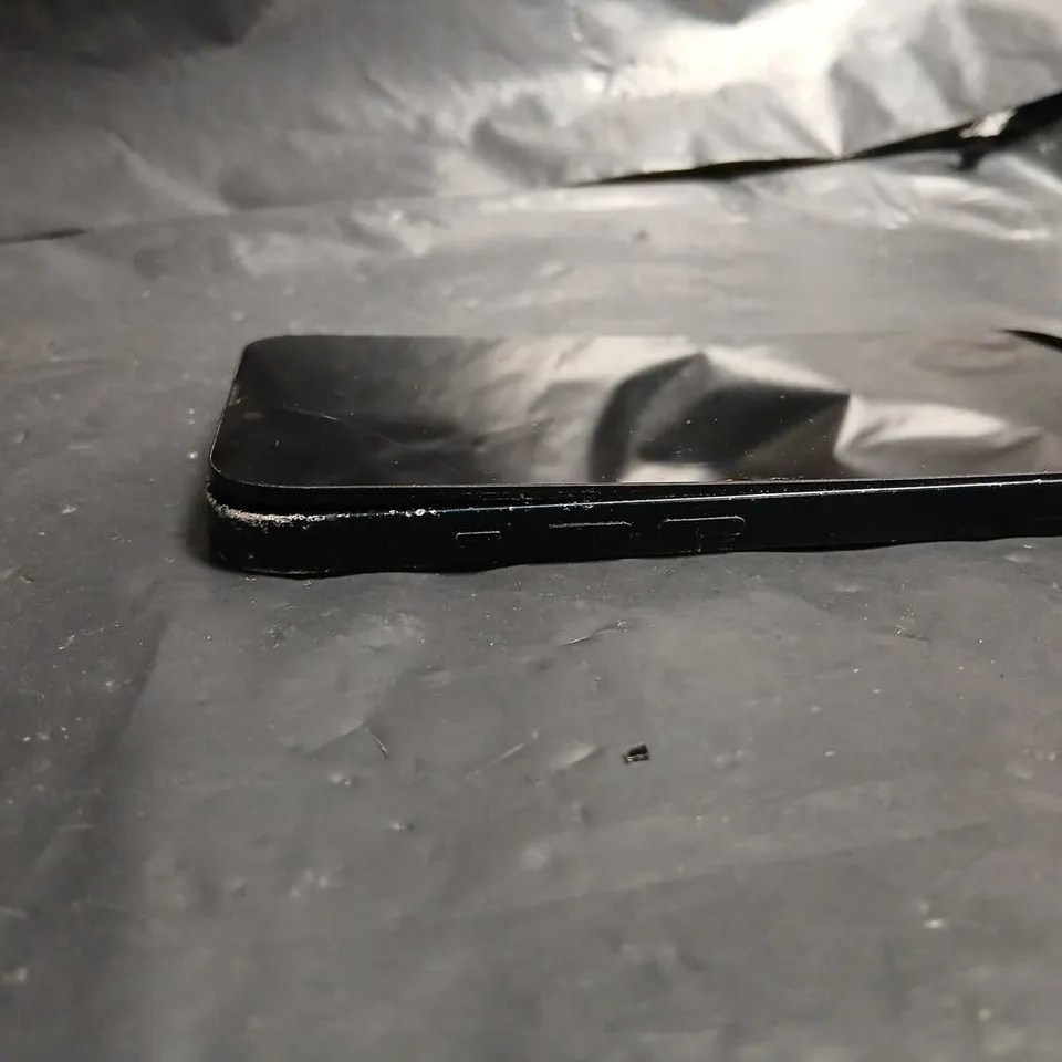 APPLE IPHONE BLACK  – CRACKED SCREEN & BACK GLASS MODEL UNVERIFIED