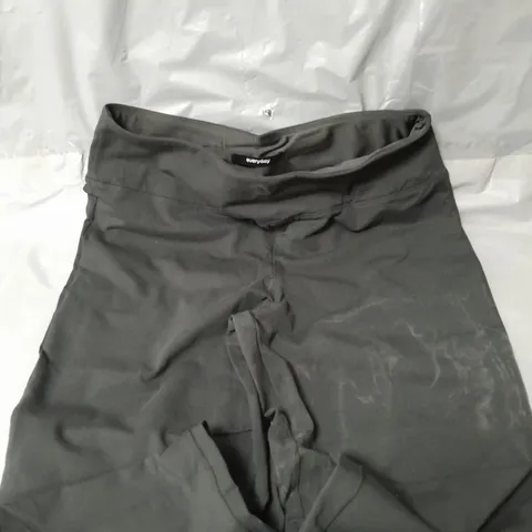 CONFIDENT CURVE KICKFLARE YOGA PANT - 18