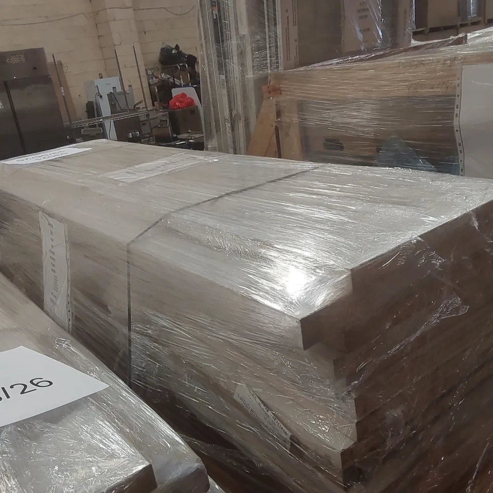 PALLET CONTAINING APPROXIMATELY 30x DESIGNER INTERNAL DOORS