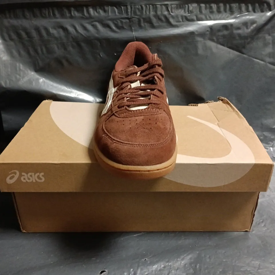 BOXED PAIR OF ASICS SKYHAND OG TRAINERS IN BROWN/CREAM SIZE UK 7