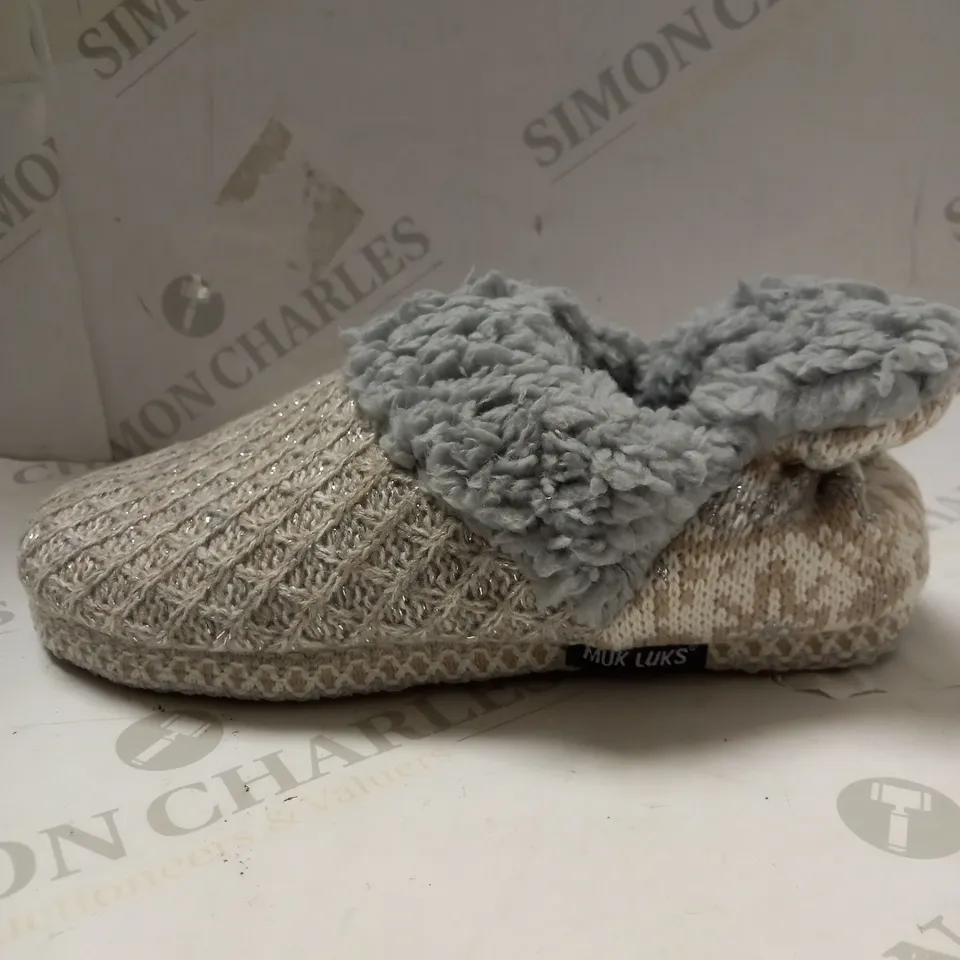 MUK LUKS MAGDALANA IVORY SNOWFLAKE SLIPPERS - SIZE 5