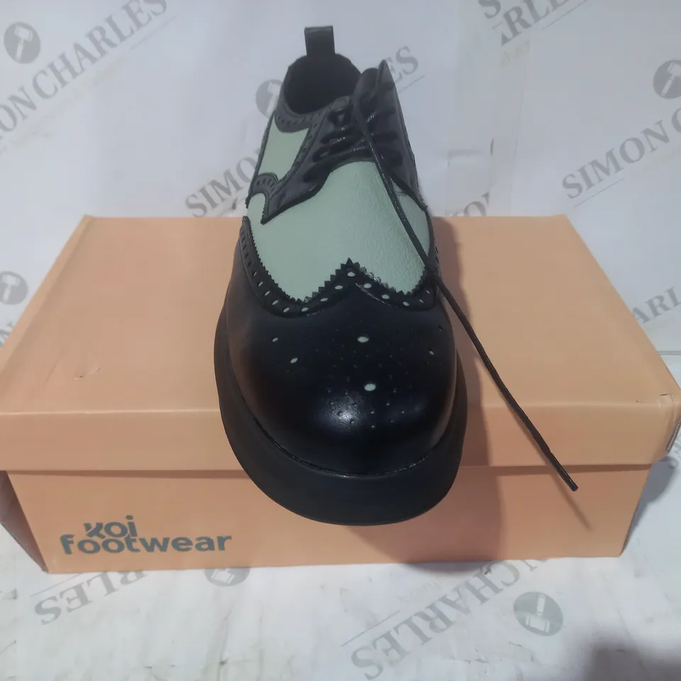 BRAND NEW BOXED PAIR OF KOI VEGAN LEATHER CORSON GREEN BROGUE DETAIL TRAINERS IN BLACK/GREEN UK SIZE 8