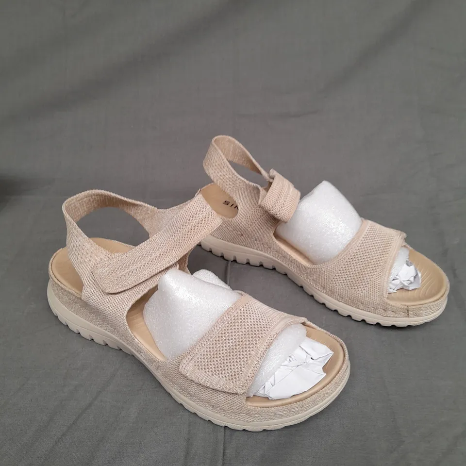 BOXED PAIR OF SIKETU SIZE 41 STRAP SANDAL IN BEIGE 