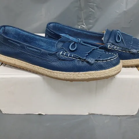 BOXED PAIR OF MODA IN PELLE LEATHER LOAFERS IN NAVY SIZE 7