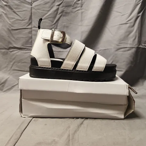 BOXED PAIR OF UNBRANDED OPEN TOE SANDALS IN WHITE/BLACK SIZE UK 5