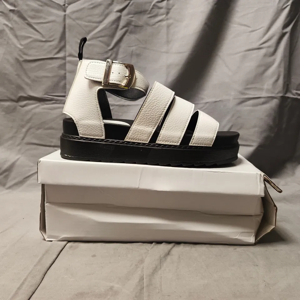 BOXED PAIR OF UNBRANDED OPEN TOE SANDALS IN WHITE/BLACK SIZE UK 5
