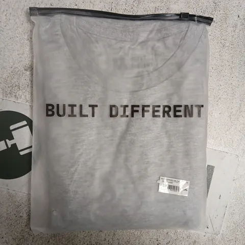 BAGGED BUILT DIFFERENT CREW T-SHIRT IN HEATHER GREY SIZE 3XL
